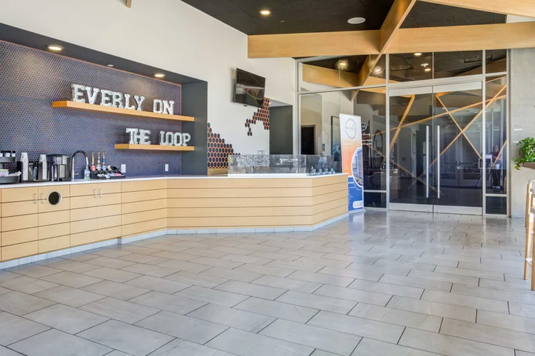 Everly+on+the+Loop POI 002 (1) (1)